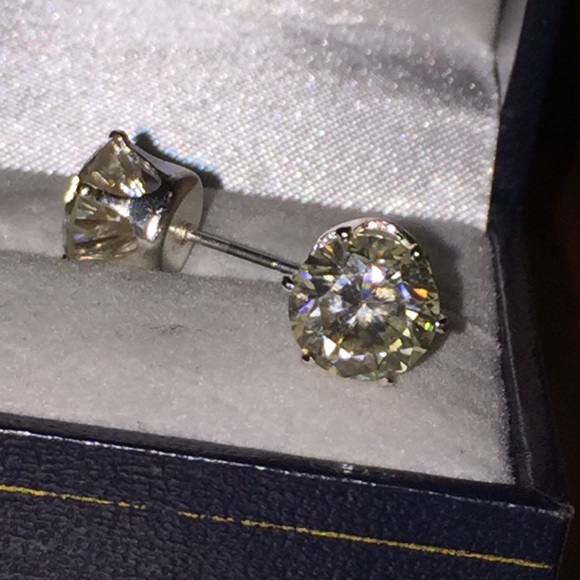 2.5 Ct white moissanite studs - Picture 7 of 7